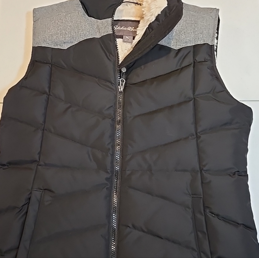 Eddie Bauer Women's Medium Black Puffer Vest
